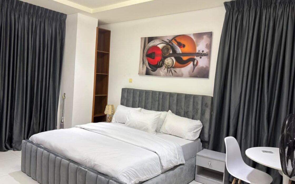 GRAY 🩶 Refined 2-bedroom  Apartment