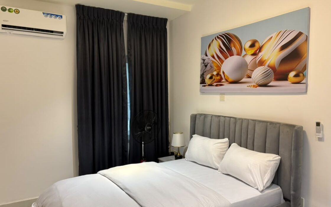 GRAY 🩶 Refined 2-bedroom  Apartment