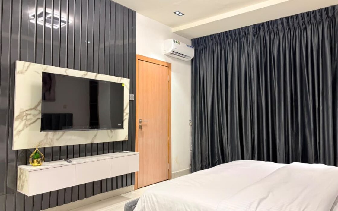 GRAY 🩶 Refined 2-bedroom  Apartment