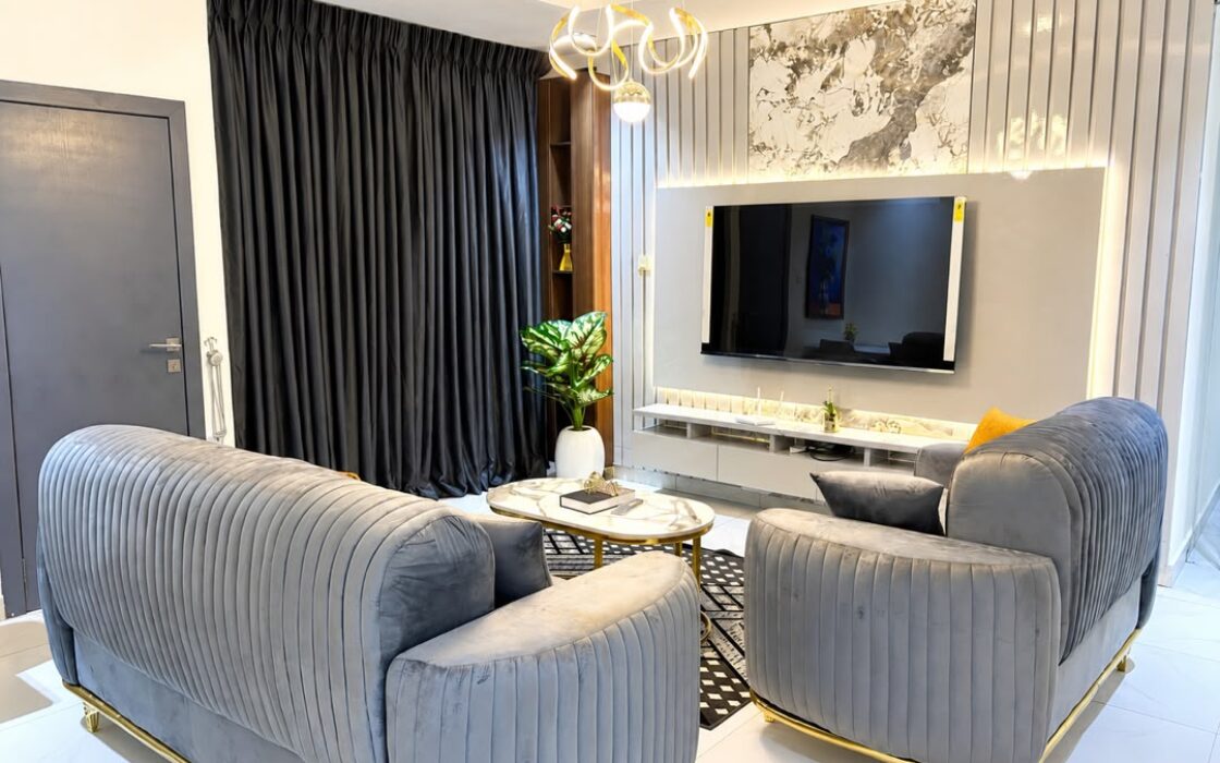 GRAY 🩶 Refined 2-bedroom  Apartment